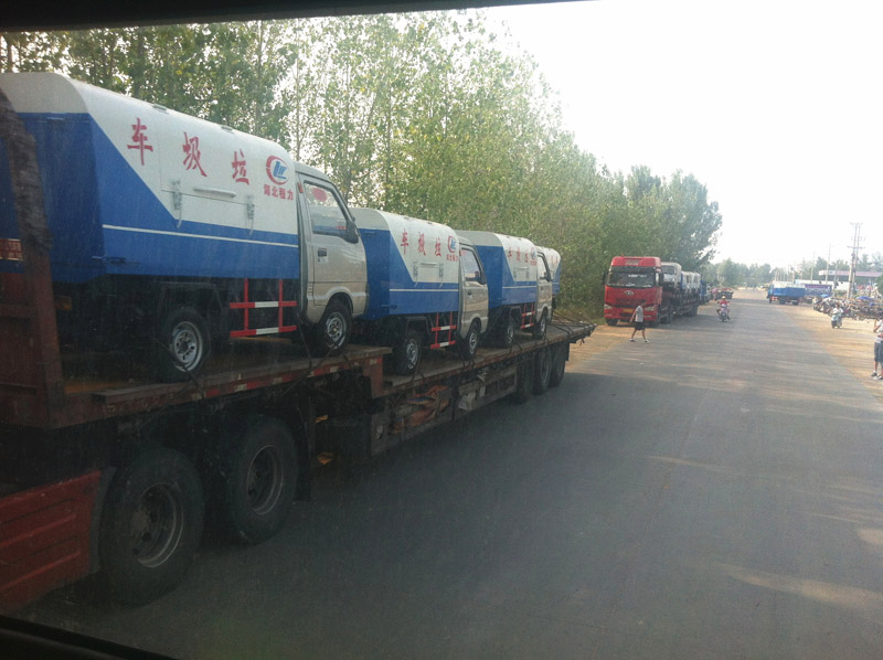 圖為準備發(fā)車至山西的小型<a href=http://m.essary.cn/ljc target=_blank class=infotextkey>垃圾車</a>