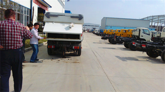 內(nèi)蒙客商正在參觀五十鈴<a href=http://m.essary.cn/saoluche/ target=_blank class=infotextkey>掃路車</a>