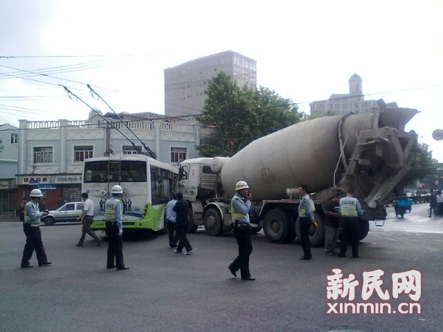 一輛19路電車在新閘路成都北路路口被一輛水泥<a href=http://m.essary.cn/jbc/ target=_blank class=infotextkey>攪拌車</a>攔腰撞擊，車毀嚴(yán)重。通訊員 殷佳維 攝