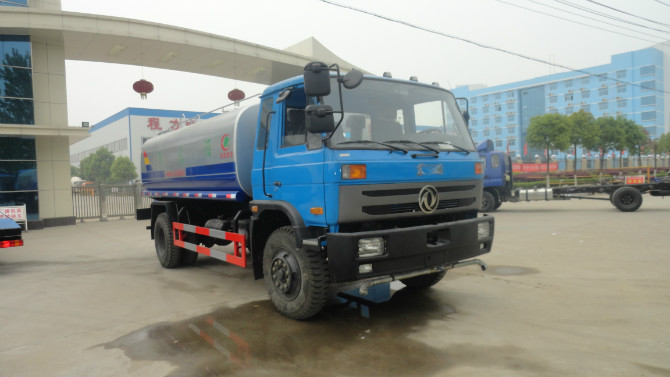 程力廠門 前的東風(fēng)153<a href=http://m.essary.cn/ssc target=_blank class=infotextkey>灑水車</a>